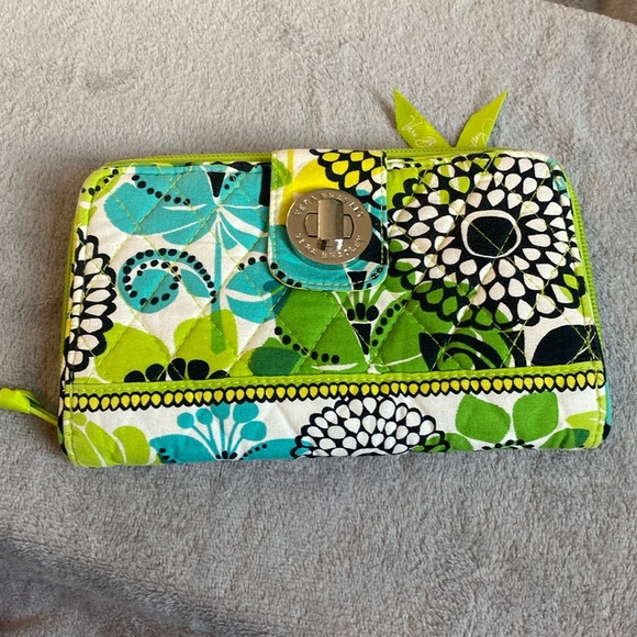 💚💛VERA BRADLEY💚💛Lime’s Up Turn Lock Wallet in Cotton/EUC - Picture 1 of 7